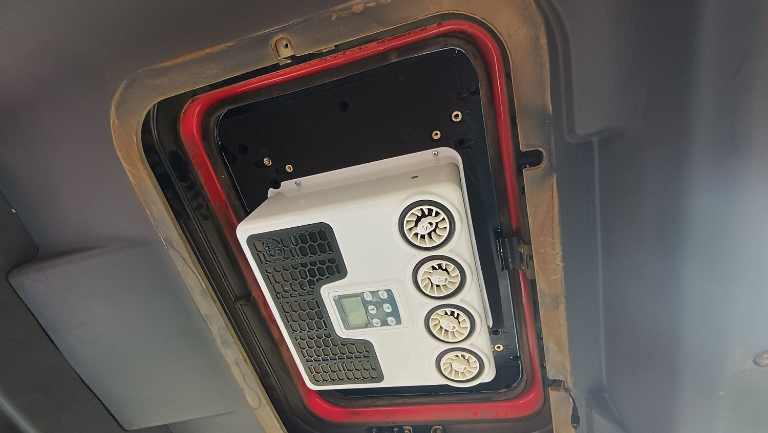 Установка кондиционера 12В на трактор МТЗ: штатный монтаж через люк