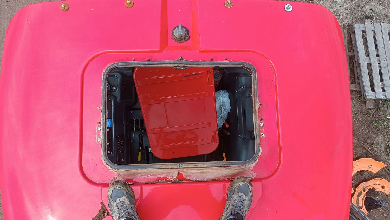 Установка кондиционера 12В на трактор МТЗ: штатный монтаж через люк