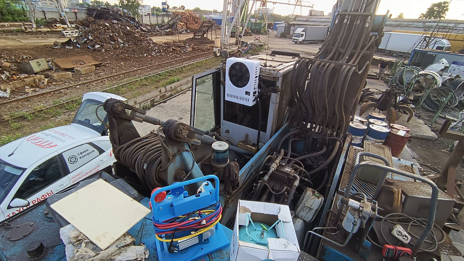 Установка сплит-системы FT-TAC-PV02 на грейферный перегружатель Fuchs MHL 350