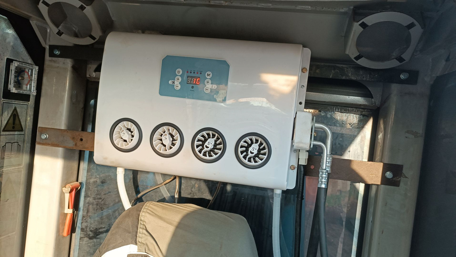 Установка сплит-системы FT-TAC-PV02 на грейферный перегружатель Fuchs MHL 350